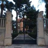 Una delle eleganti e storiche ville che si concentrano su via delle Murge